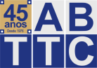 logo da ABTTC, dividido em 6 quadrados, o primeiro bege escrito '45 anos' e os outros quadrados com cada letra, 'A' e 'B' em quadrados azul claro, dois 'T' e um 'C' abaixo, em quadrados azul escuro