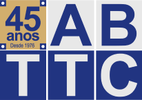 logo da ABTTC, dividido em 6 quadrados, o primeiro bege escrito '45 anos' e os outros quadrados com cada letra, 'A' e 'B' em quadrados azul claro, dois 'T' e um 'C' abaixo, em quadrados azul escuro