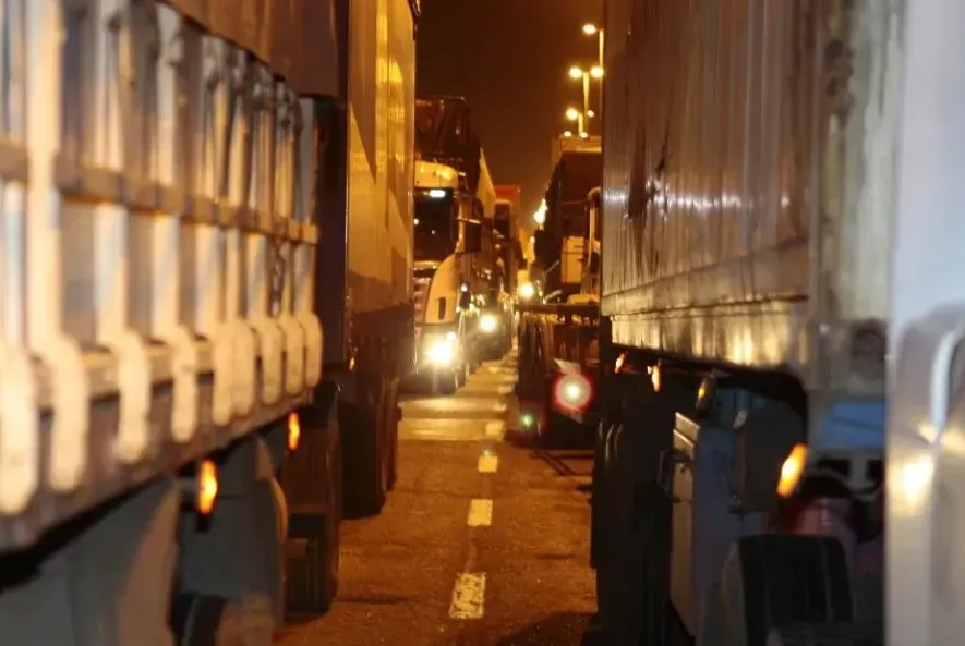 A Tribuna: Caminhoneiros do Porto de Santos comemoram reajuste no piso mínimo do frete | ABTTC