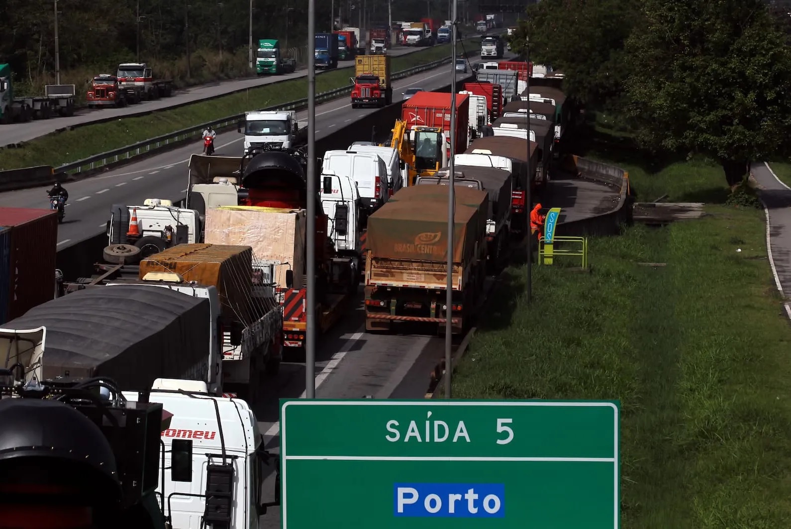A Tribuna: Programa Fluxo Modal monitora tráfego de caminhões na Cônego Domênico em Guarujá | ABTTC